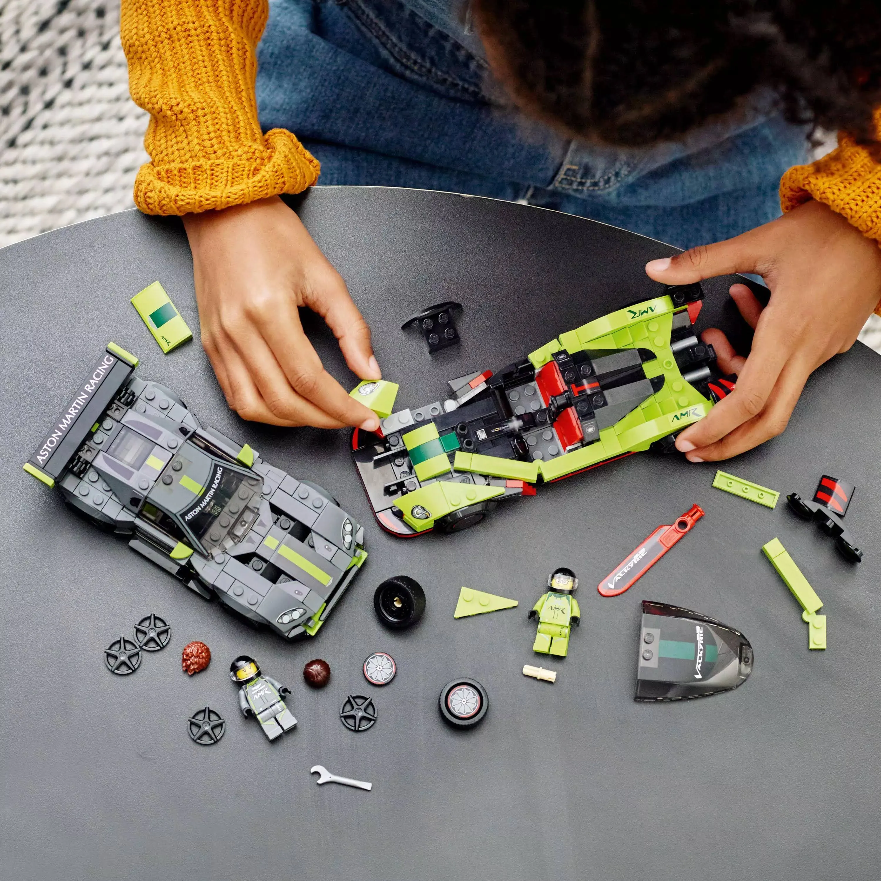 LEGO (76910) Speed Champions - Aston Martin Valkyrie AMR Pro i Aston Martin Vantage GT3