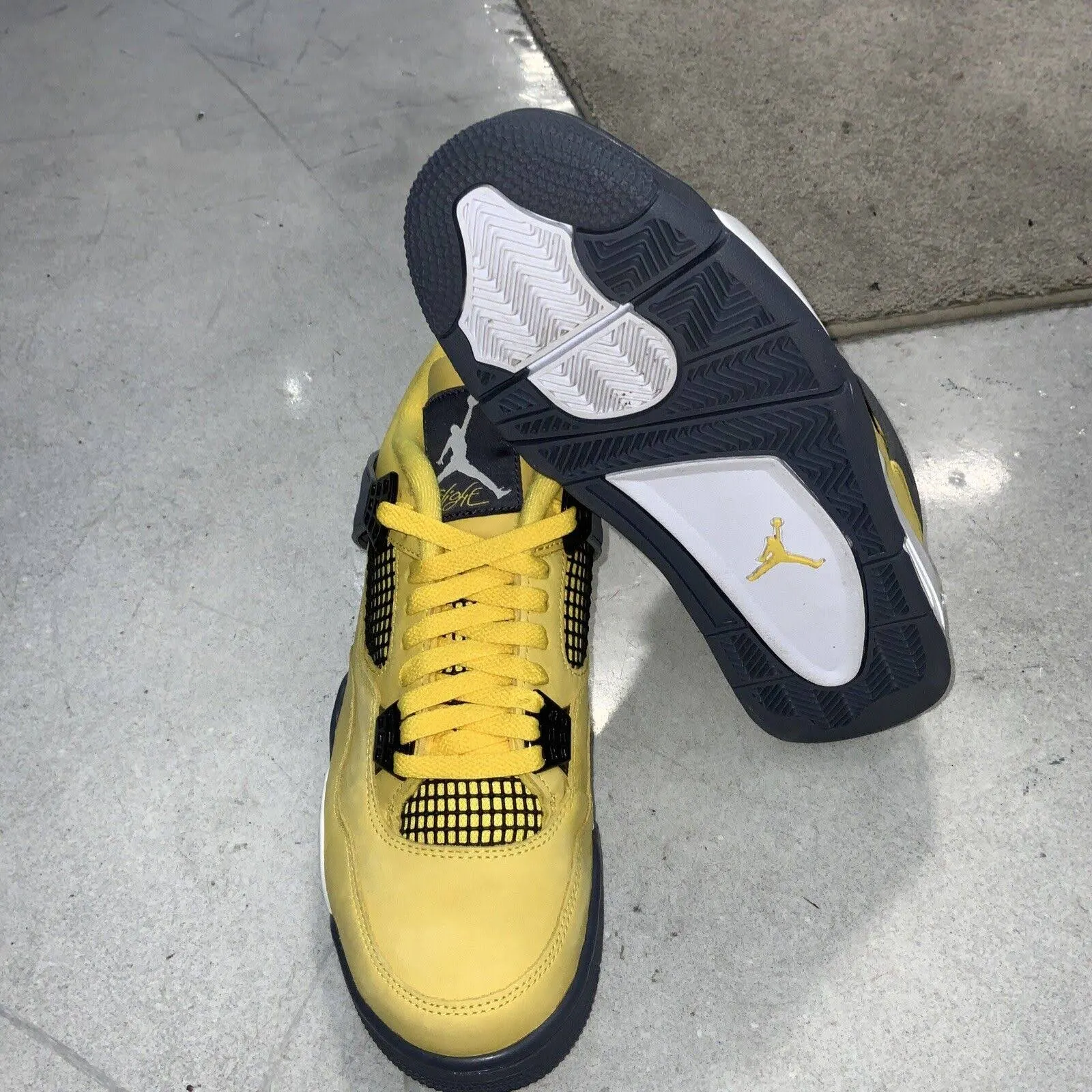 Rozmiar 9 - Jordan 4 Retro Mid Lightning