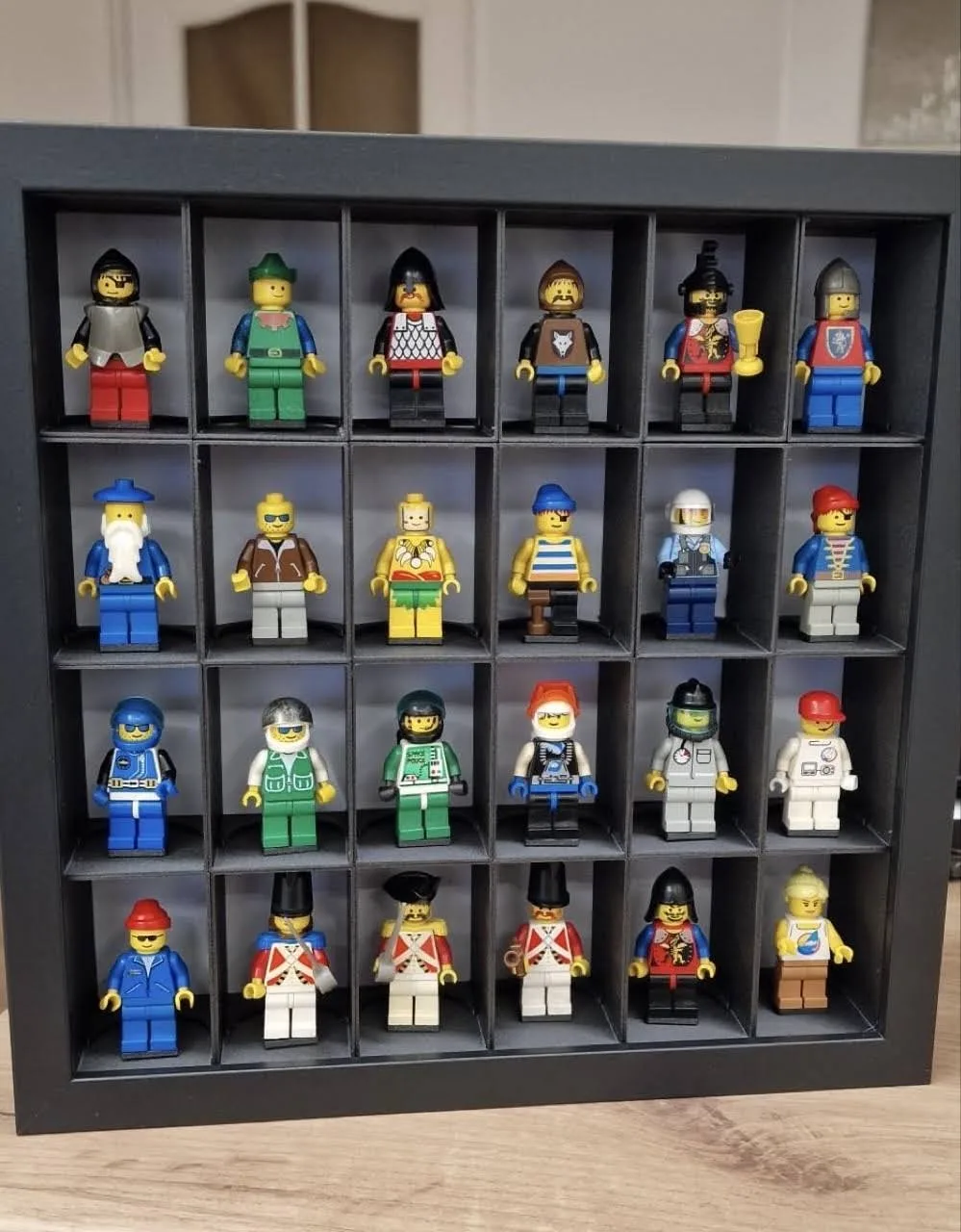 Czarna Ramka na Minifigurki LEGO – Na 24 Ludziki. Wyróżnij swoją kolekcję!