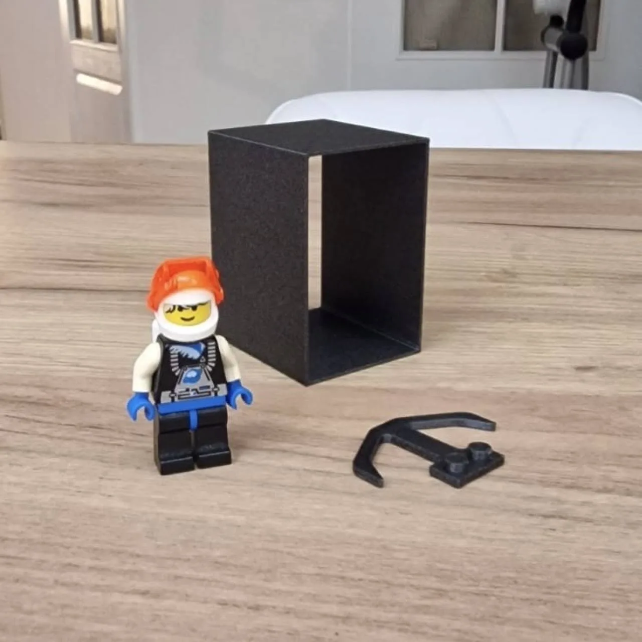 Czarna Ramka na Minifigurki LEGO – Na 24 Ludziki. Wyróżnij swoją kolekcję!