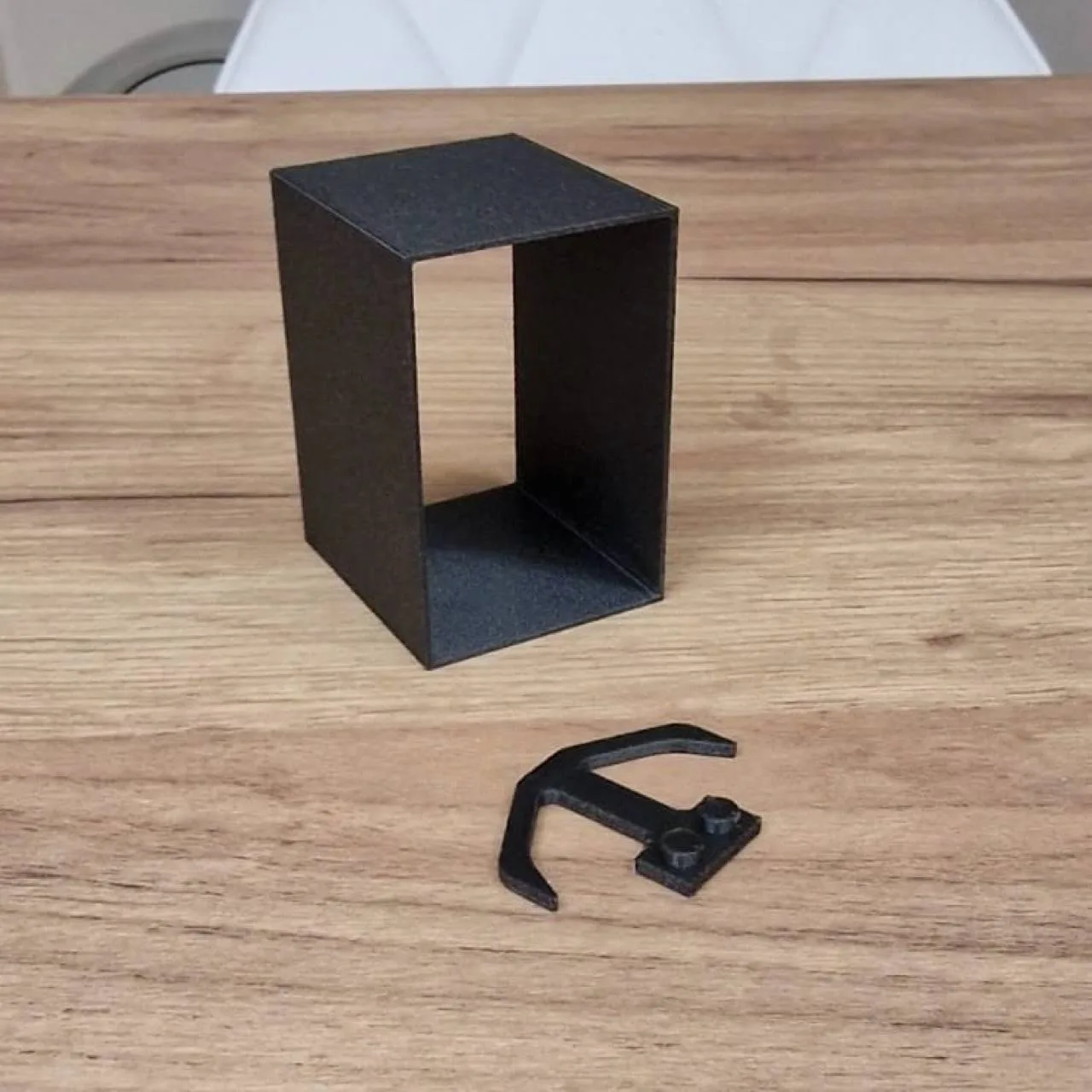 Czarna Ramka na Minifigurki LEGO – Na 24 Ludziki. Wyróżnij swoją kolekcję!