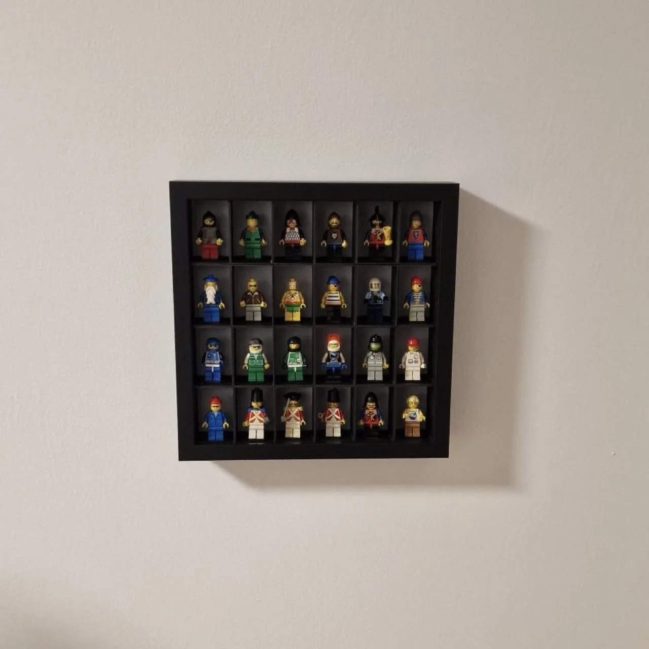 Czarna Ramka na Minifigurki LEGO – Na 24 Ludziki. Wyróżnij swoją kolekcję!